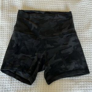 Women’s Lululemon biker shorts (4”)